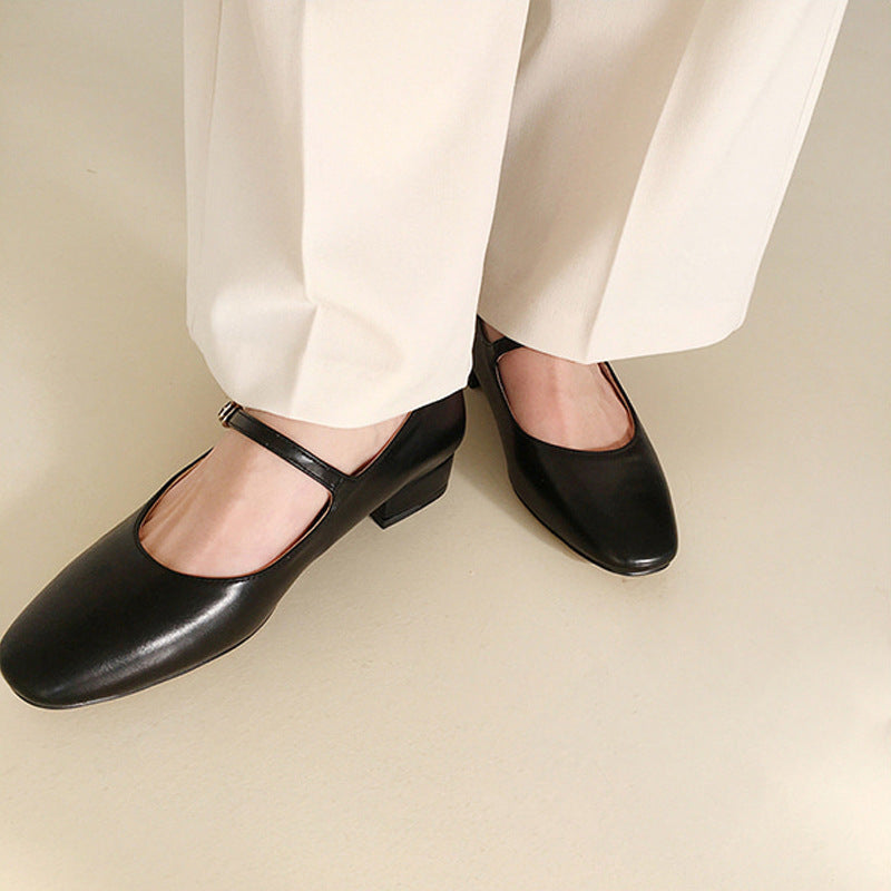 Flat-bottomed granny shoes nurse shoes